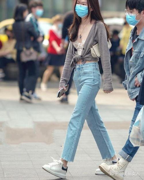 浅色牛仔裤搭配图片,浅色牛仔裤的多样魅力展现